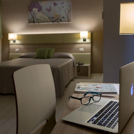 Hotel Cristina Napoli Bagian luar foto