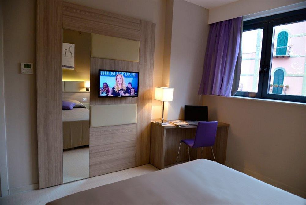 Hotel Cristina Napoli Bagian luar foto